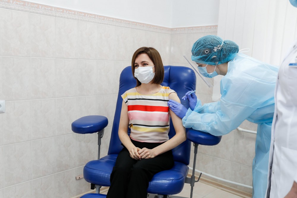 „Vă îndemn pe toți să vă vaccinați.” Mesajul Maiei Sandu după ce a primit prima doză de AstraZeneca